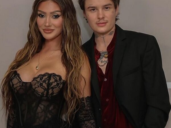 Bintang Reality Show Hamil Anak Pertama dari Tunangannya yang Transgender