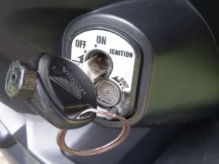 Musim Hujan Kunci Kontak Motor Sering Macet, Pakai Cairan Ini Langsung Beres