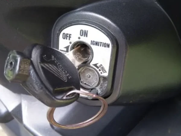 Musim Hujan Kunci Kontak Motor Sering Macet, Pakai Cairan Ini Langsung Beres