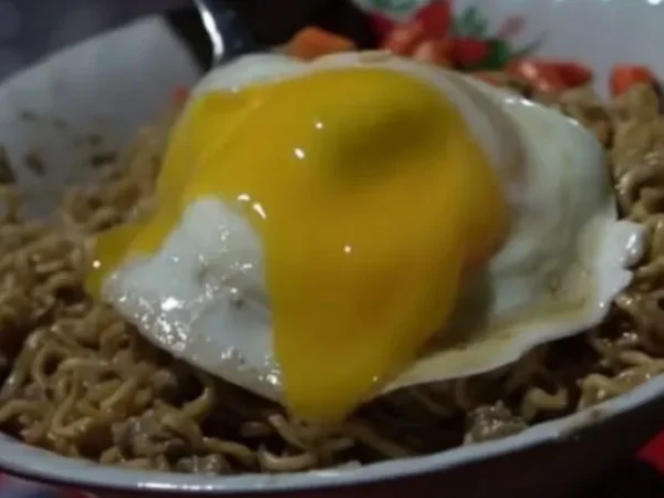 Bikers Waspada Makan Mie Instan Bareng Telur Setengah Matang Bikin Kritis